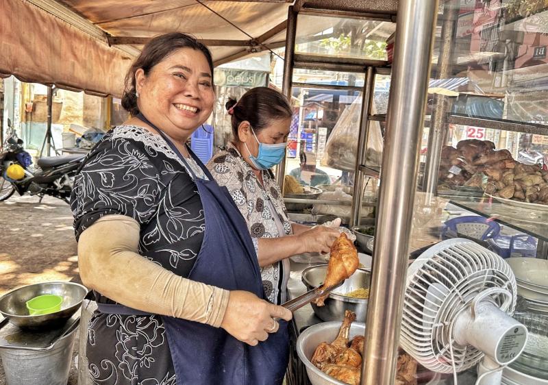Đi tìm những quán bún bò Huế ngon nức tiếng TP.HCM: Quán 'ruột' của bạn ở đâu? - Ảnh 1.
