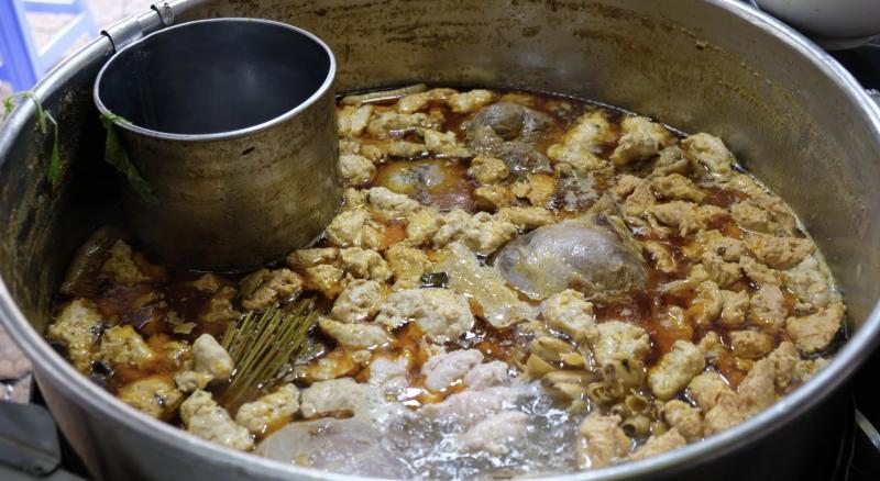 Đi tìm những quán bún bò Huế ngon nức tiếng TP.HCM: Quán 'ruột' của bạn ở đâu? - Ảnh 5.