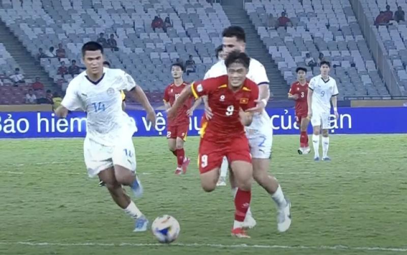 Hy hữu trong bán kết U.23 Việt Nam gặp Philippines: Trọng tài rút thẻ đỏ nhầm người- Ảnh 1. Hy hữu trong bán kết U.23 Việt Nam gặp Philippines: Trọng tài rút thẻ đỏ nhầm người- Ảnh 1.