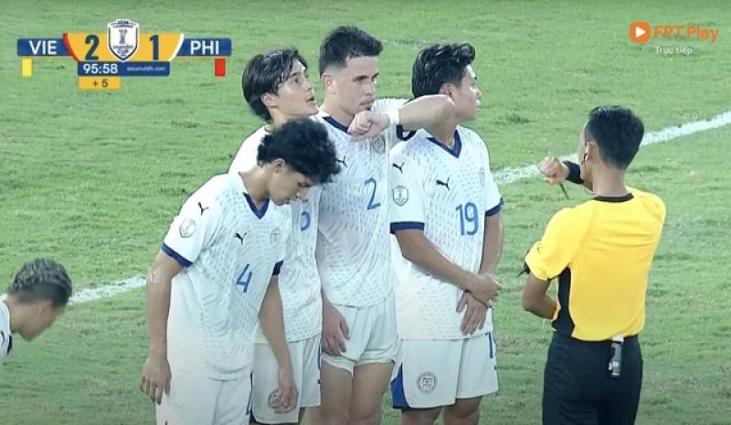 Hy hữu trong bán kết U.23 Việt Nam gặp Philippines: Trọng tài rút thẻ đỏ nhầm người- Ảnh 4. Hy hữu trong bán kết U.23 Việt Nam gặp Philippines: Trọng tài rút thẻ đỏ nhầm người- Ảnh 4.