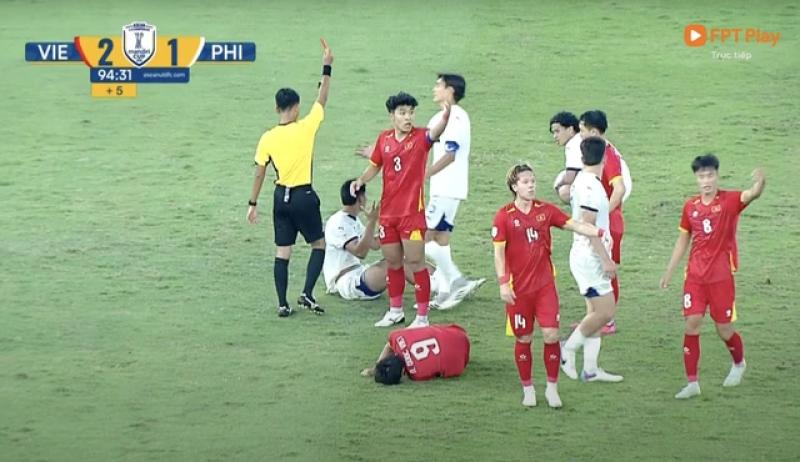 Hy hữu trong bán kết U.23 Việt Nam gặp Philippines: Trọng tài rút thẻ đỏ nhầm người- Ảnh 2. Hy hữu trong bán kết U.23 Việt Nam gặp Philippines: Trọng tài rút thẻ đỏ nhầm người- Ảnh 2.