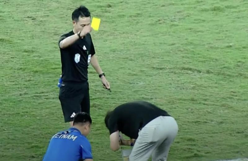 Có hành động 'lạ' với trọng tài, HLV Kim Sang-sik khiến khán giả không nhịn được cười- Ảnh 1. Có hành động 'lạ' với trọng tài, HLV Kim Sang-sik khiến khán giả không nhịn được cười- Ảnh 1.