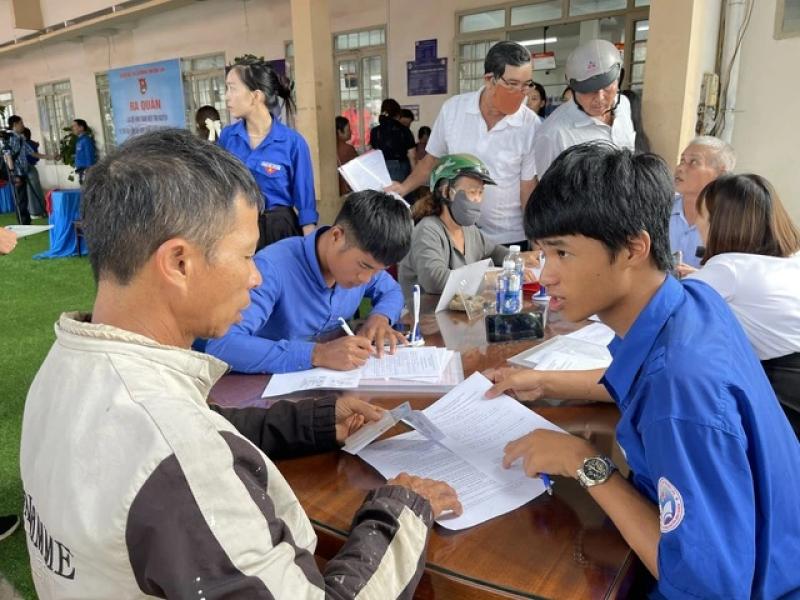 Đội hình thanh niên tình nguyện: Hãy để người dân mỉm cười khi ra về - Ảnh 3.