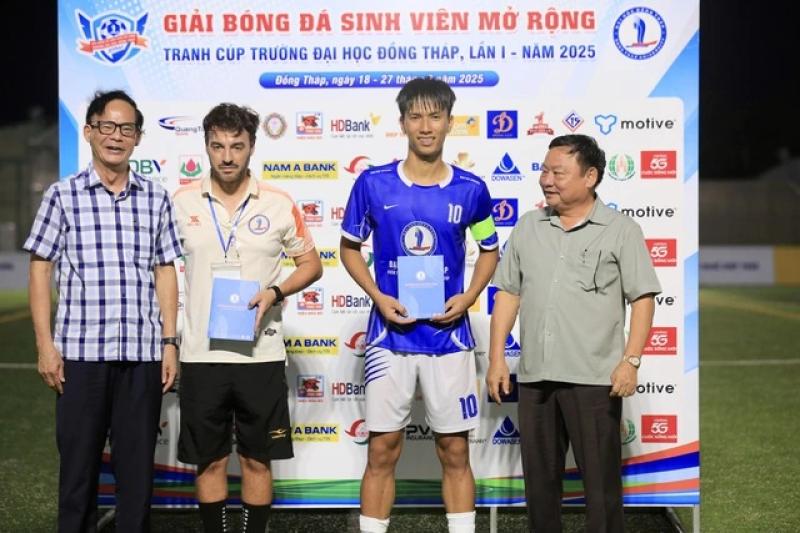 Nhiều cựu danh thủ hội ngộ mừng đội Trường ĐH Đồng Tháp vào bán kết giải sinh viên- Ảnh 5. Nhiều cựu danh thủ hội ngộ mừng đội Trường ĐH Đồng Tháp vào bán kết giải sinh viên- Ảnh 5.