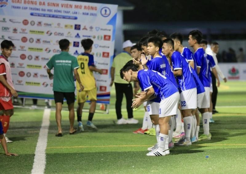 Nhiều cựu danh thủ hội ngộ mừng đội Trường ĐH Đồng Tháp vào bán kết giải sinh viên- Ảnh 6. Nhiều cựu danh thủ hội ngộ mừng đội Trường ĐH Đồng Tháp vào bán kết giải sinh viên- Ảnh 6.