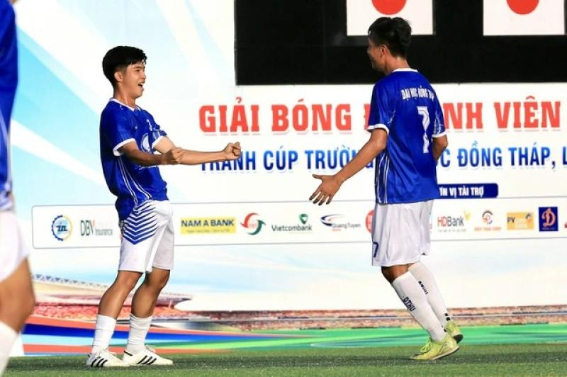 Nhiều cựu danh thủ hội ngộ mừng đội Trường ĐH Đồng Tháp vào bán kết giải sinh viên- Ảnh 4. Nhiều cựu danh thủ hội ngộ mừng đội Trường ĐH Đồng Tháp vào bán kết giải sinh viên- Ảnh 4.