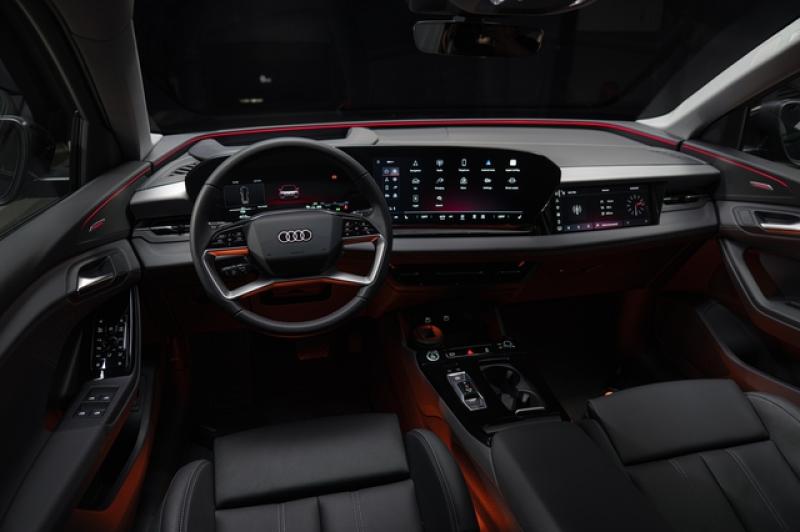 SUV thuần điện Audi Q6 e-tron giá từ 3,199 tỉ đồng tại Việt Nam - Ảnh 3.