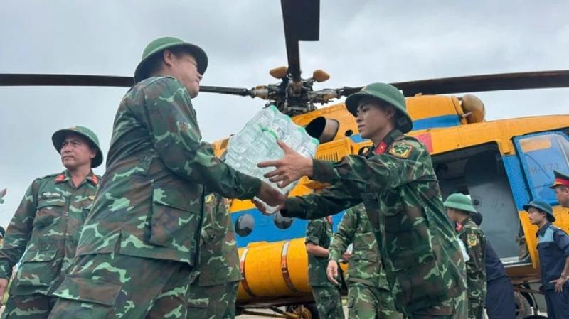 Phóng viên Thanh Niên theo máy bay trực thăng quân sự ứng cứu vùng lũ Nghệ An - Ảnh 4.
