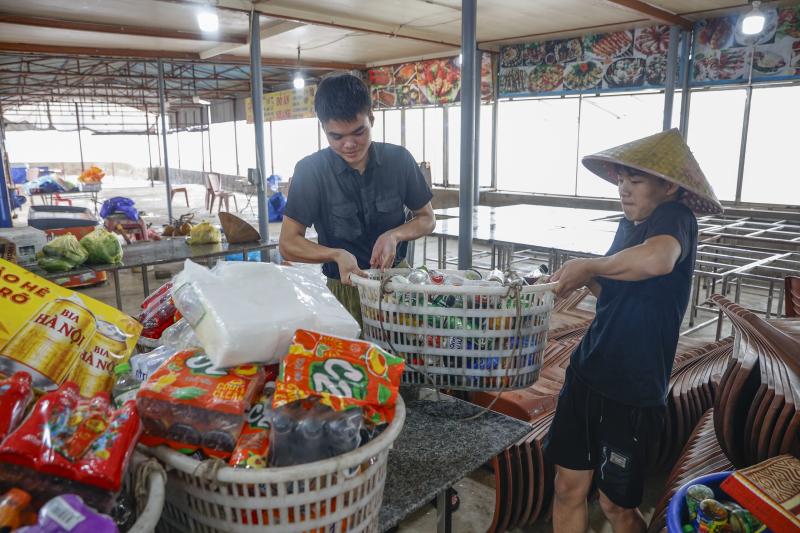 Hàng trăm tàu cá neo đậu về bờ biển Ninh Bình tránh bão số 3 (Wipha) - Ảnh 9.