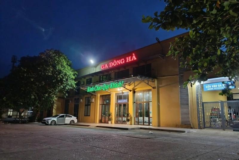 - Ảnh 1. Chỉ 2 khách mua vé, chuyến tàu Đông Hà - Đồng Hới đưa đón cán bộ tạm hoãn - Ảnh 1.