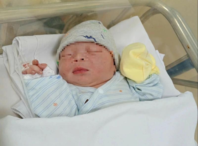 Phát hiện bé gái sơ sinh còn nguyên dây rốn bị bị rơi bên đường - Ảnh 1.