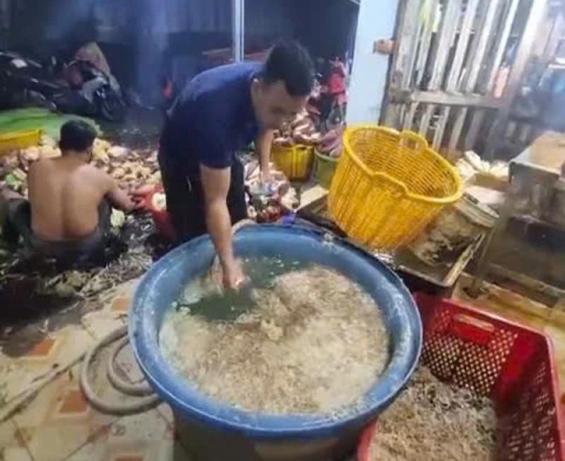 Công an TP.HCM phát hiện 3 cơ sở dùng hóa chất tẩy trắng bắp chuối- Ảnh 1. Công an TP.HCM phát hiện 3 cơ sở dùng hóa chất tẩy trắng bắp chuối- Ảnh 1.