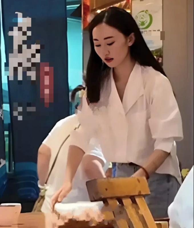 Nữ diễn viên Trung Quốc làm phục vụ kiếm sống- Ảnh 1. Nữ diễn viên Trung Quốc làm phục vụ kiếm sống- Ảnh 1.