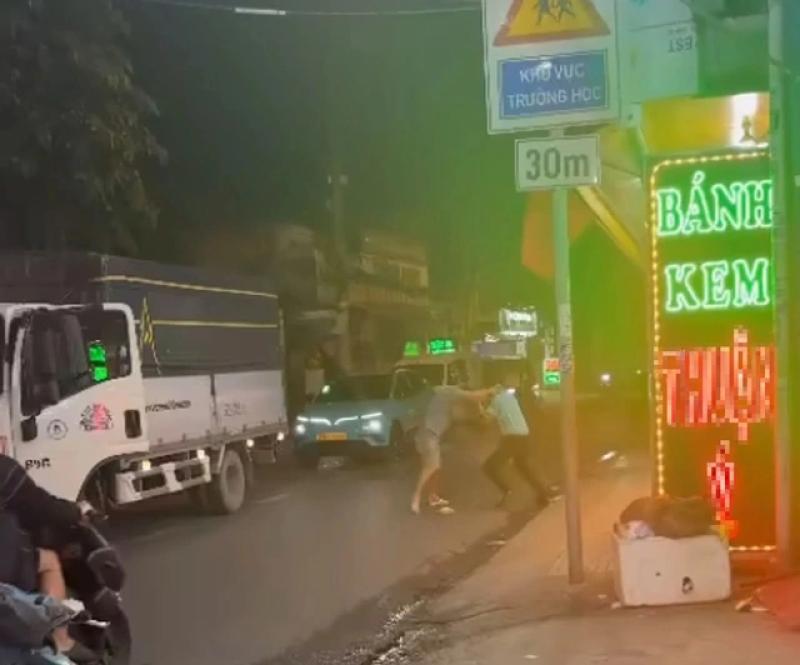 Mâu thuẫn khi tham gia giao thông, tài xế xe công nghệ bị đánh bằng 'mỏ lết'- Ảnh 1. Mâu thuẫn khi tham gia giao thông, tài xế xe công nghệ bị đánh bằng 'mỏ lết'- Ảnh 1.