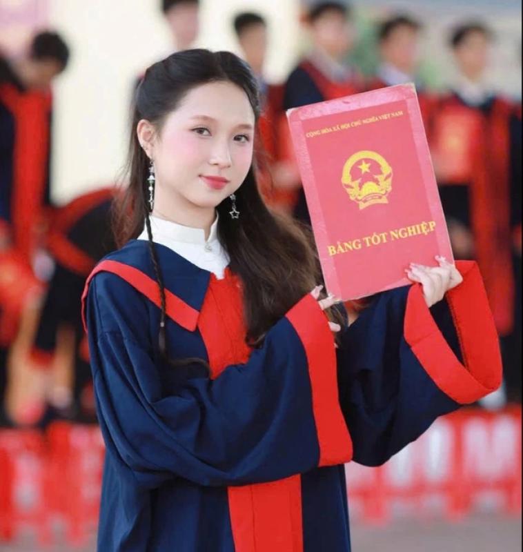Nữ sinh ngủ quên được bố gọi thông báo điểm, vỡ òa với thành tích cao - Ảnh 1.