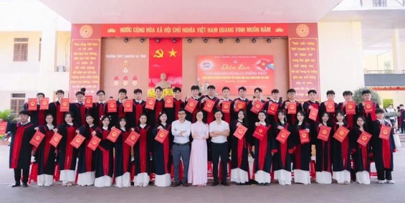 Nữ sinh ngủ quên được bố gọi thông báo điểm, vỡ òa với thành tích cao - Ảnh 2.