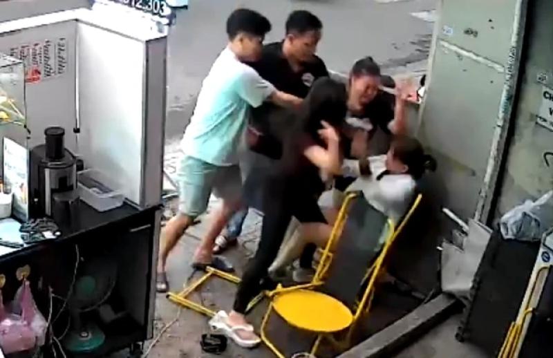 Người phụ nữ bị nhóm người đánh hội đồng trước nhà - Ảnh 1.