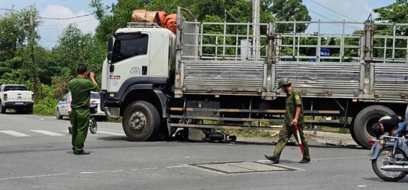 Trên đường đi làm, nữ công nhân ở TP.HCM bị xe tải cuốn vào gầm - Ảnh 1. Trên đường đi làm, nữ công nhân ở TP.HCM bị xe tải cuốn vào gầm - Ảnh 1.