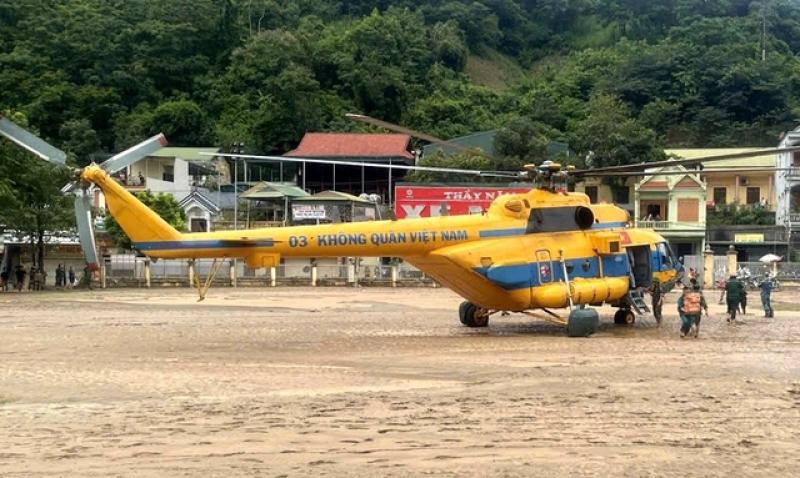 Quân đội đã vận chuyển 18 tấn hàng cứu trợ người dân vùng lũ Nghệ An - Ảnh 2.