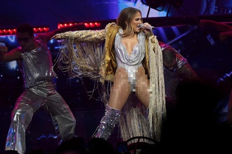 Jennifer Lopez gây tranh cãi vì liên tục hở bạo - Ảnh 1.