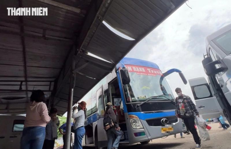 Tước phù hiệu nhiều xe khách chạy sai hành trình vào trung tâm TP.HCM- Ảnh 1. Tước phù hiệu nhiều xe khách chạy sai hành trình vào trung tâm TP.HCM- Ảnh 1.