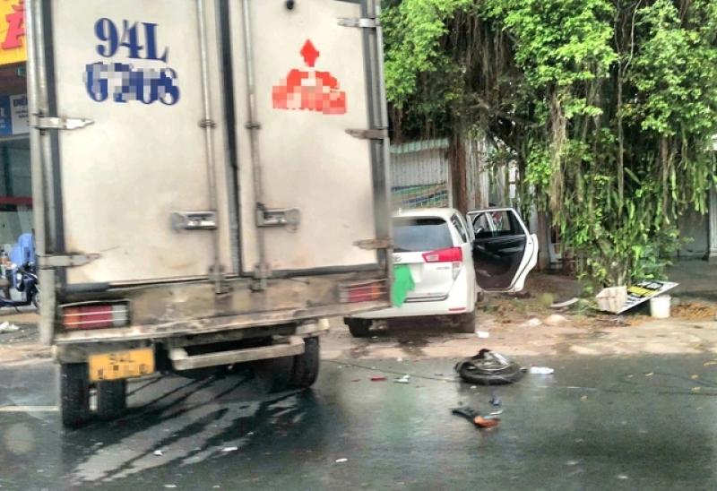 Cà Mau: Tai nạn liên hoàn trên QL1 làm 1 người tử vong, 4 người bị thương- Ảnh 1. Cà Mau: Tai nạn liên hoàn trên QL1 làm 1 người tử vong, 4 người bị thương- Ảnh 1.