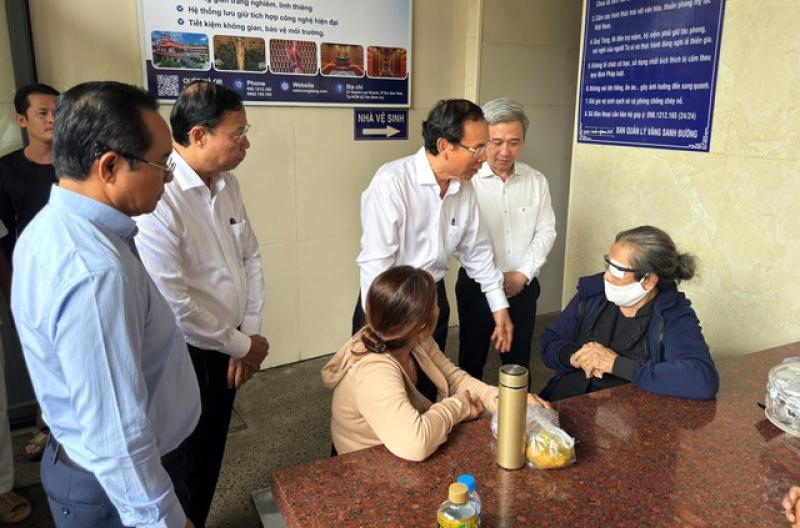 Bí thư Thành ủy TP.HCM viếng nạn nhân vụ cháy cư xá Độc Lập - Ảnh 1.