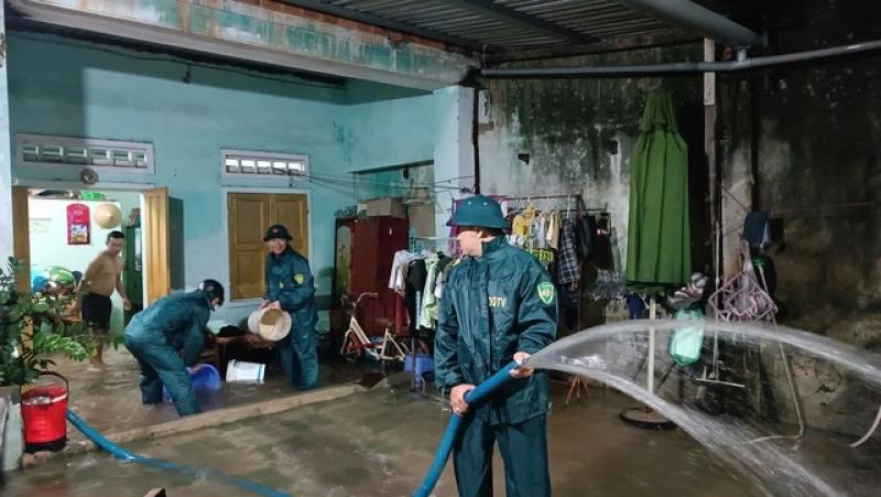 Mưa như trút nước khiến đường phố Đà Nẵng ngập nặng - Ảnh 7.