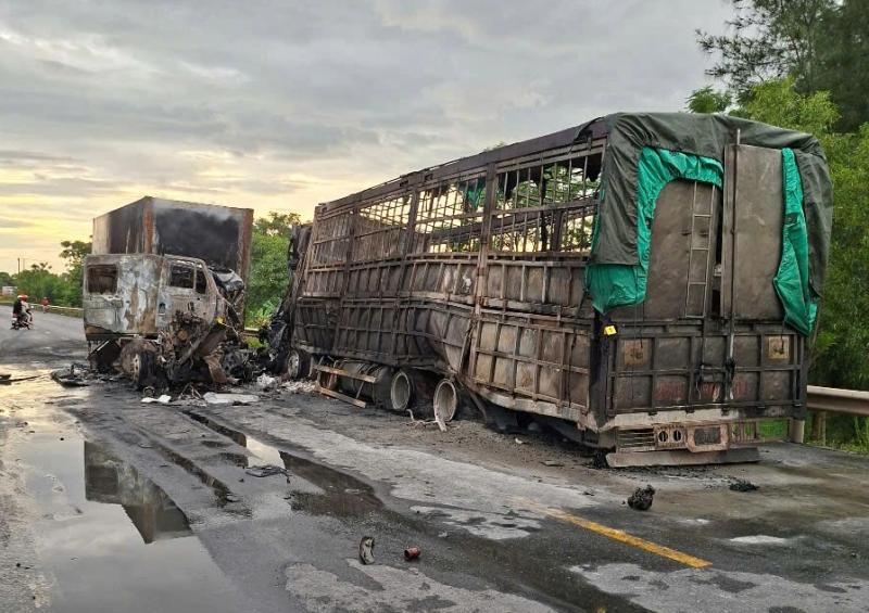 Quảng Trị: Tai nạn làm 2 ô tô bốc cháy dữ dội, 1 người tử vong- Ảnh 1. Quảng Trị: Tai nạn làm 2 ô tô bốc cháy dữ dội, 1 người tử vong- Ảnh 1.