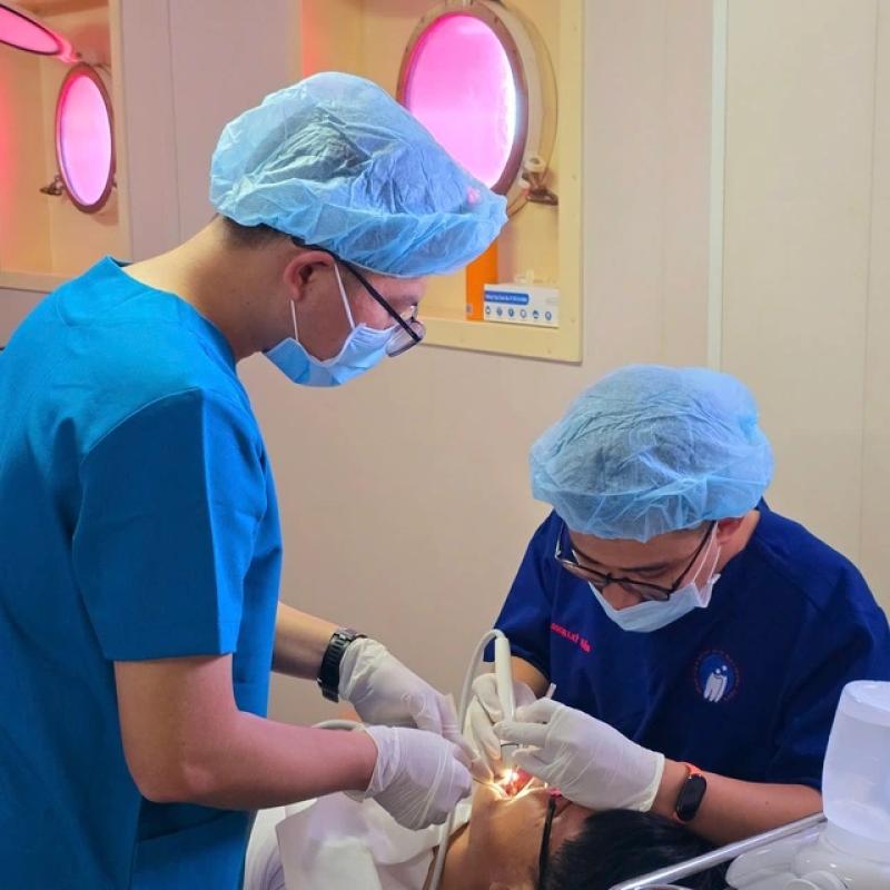 Khen y bác sĩ tham gia khám sức khỏe cho quân dân tại quần đảo Trường Sa - Ảnh 1.