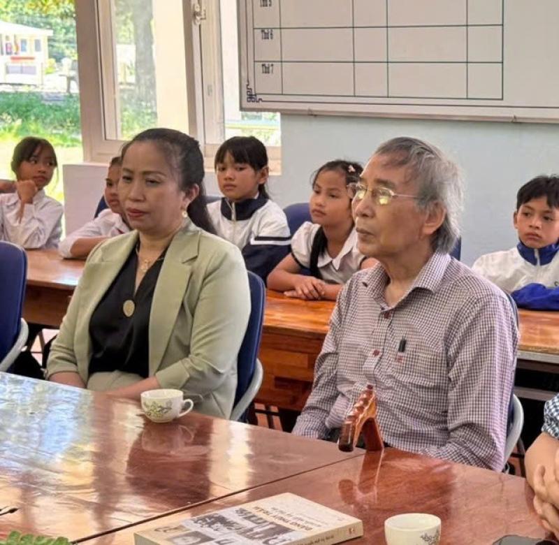 Tủ sách Đặng Thùy Trâm về xã Đặng Thùy Trâm- Ảnh 1. Tủ sách Đặng Thùy Trâm về xã Đặng Thùy Trâm- Ảnh 1.