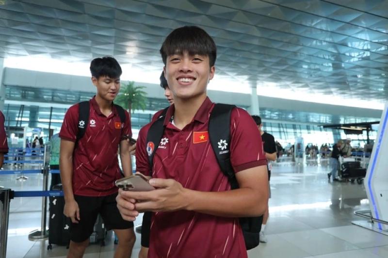 Đình Bắc ‘khệ nệ’ cầm cúp, CĐV Indonesia xin chữ ký U.23 Việt Nam ở sân bay- Ảnh 7. Đình Bắc ‘khệ nệ’ cầm cúp, CĐV Indonesia xin chữ ký U.23 Việt Nam ở sân bay- Ảnh 7.