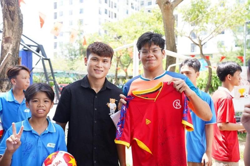 Sau giao hữu với huyền thoại M.U, Tuấn Hải có hoạt động ý nghĩa ở Đà Nẵng- Ảnh 2. Sau giao hữu với huyền thoại M.U, Tuấn Hải có hoạt động ý nghĩa ở Đà Nẵng- Ảnh 2.