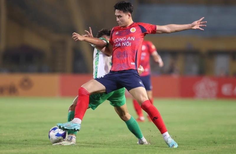 CLB CAHN 'săn' sao Việt kiều và ngọc quý HAGL: HLV Polking xây hàng thủ thép- Ảnh 1. CLB CAHN 'săn' sao Việt kiều và ngọc quý HAGL: HLV Polking xây hàng thủ thép- Ảnh 1.