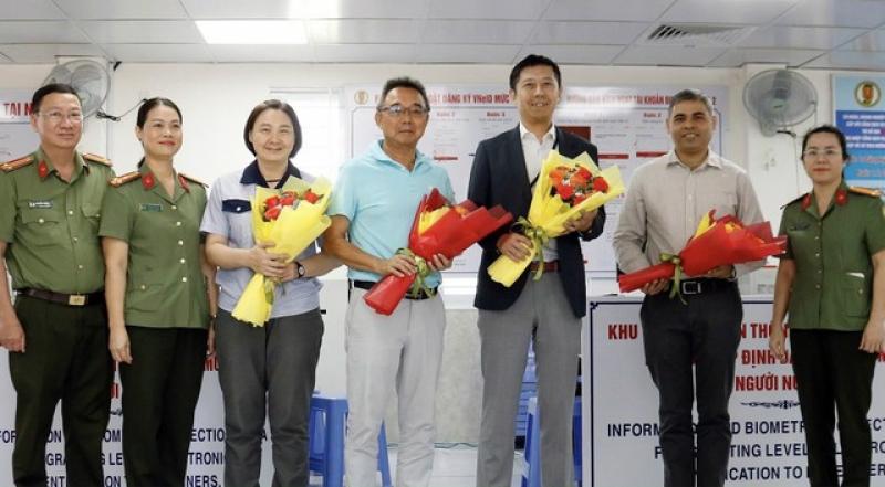 Công an Đồng Nai: 'Tăng ca' cấp định danh điện tử mức 2 cho người nước ngoài- Ảnh 2. Công an Đồng Nai: 'Tăng ca' cấp định danh điện tử mức 2 cho người nước ngoài- Ảnh 2.