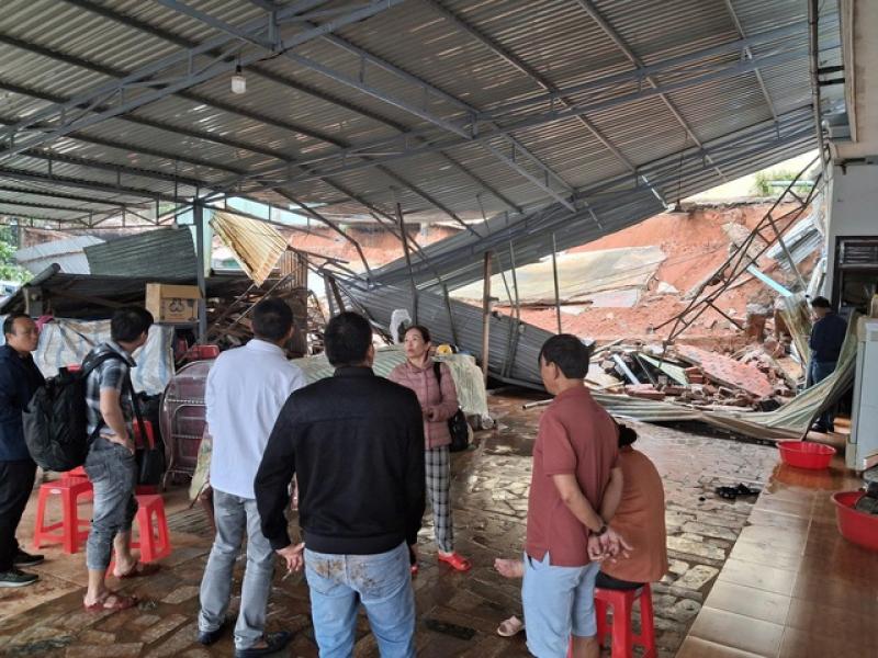 Tường rào Bến xe Đức Long Gia Lai đổ sập gây thiệt hại lớn cho nhà dân - Ảnh 1. Tường rào Bến xe Đức Long Gia Lai đổ sập gây thiệt hại lớn cho nhà dân - Ảnh 1.