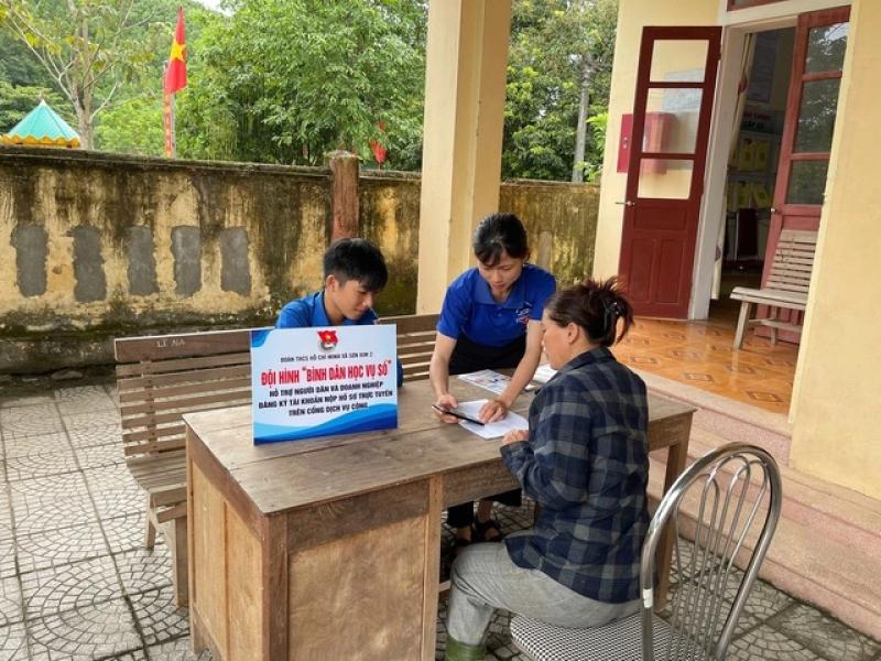 Giúp người dân vùng sâu, vùng xa làm quen với chính quyền số - Ảnh 2.