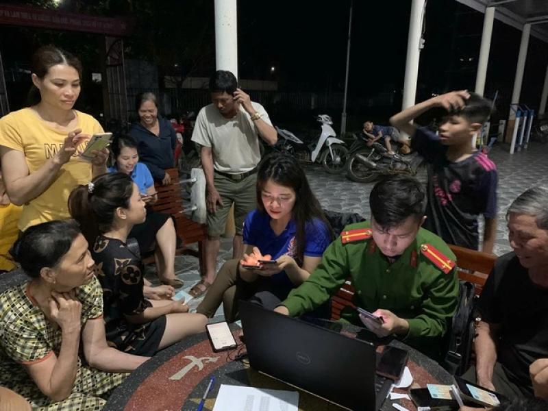 Giúp người dân vùng sâu, vùng xa làm quen với chính quyền số - Ảnh 1.