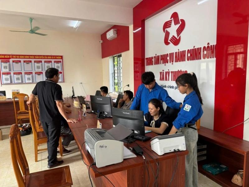 Giúp người dân vùng sâu, vùng xa làm quen với chính quyền số - Ảnh 5.
