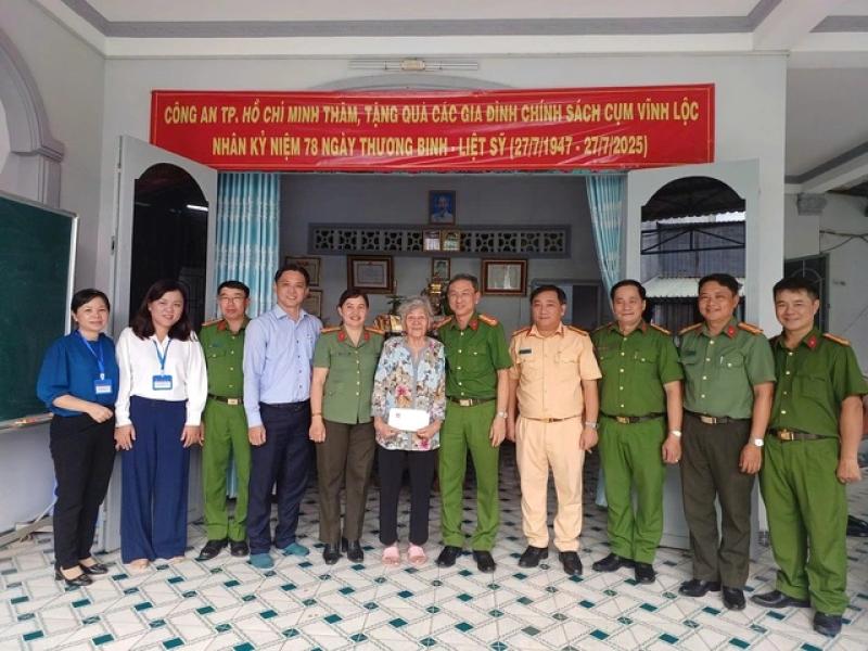 Trung tướng Mai Hoàng, Giám đốc Công an TP.HCM thăm các gia đình chính sách - Ảnh 4.