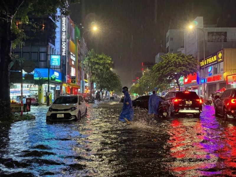 Mưa như trút nước khiến đường phố Đà Nẵng ngập nặng, CSGT căng mình phân luồng - Ảnh 1. Mưa như trút nước khiến đường phố Đà Nẵng ngập nặng - Ảnh 1.
