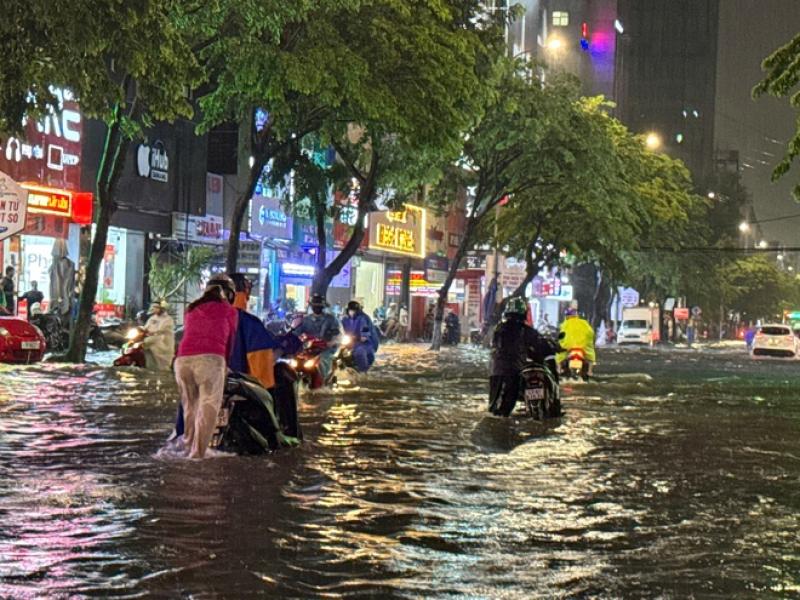 Mưa như trút nước khiến đường phố Đà Nẵng ngập nặng, CSGT căng mình phân luồng - Ảnh 3. Mưa như trút nước khiến đường phố Đà Nẵng ngập nặng - Ảnh 3.