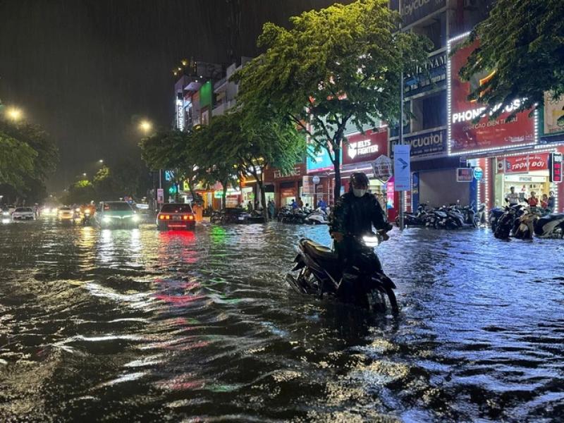 Mưa như trút nước khiến đường phố Đà Nẵng ngập nặng, CSGT căng mình phân luồng - Ảnh 2. Mưa như trút nước khiến đường phố Đà Nẵng ngập nặng - Ảnh 2.