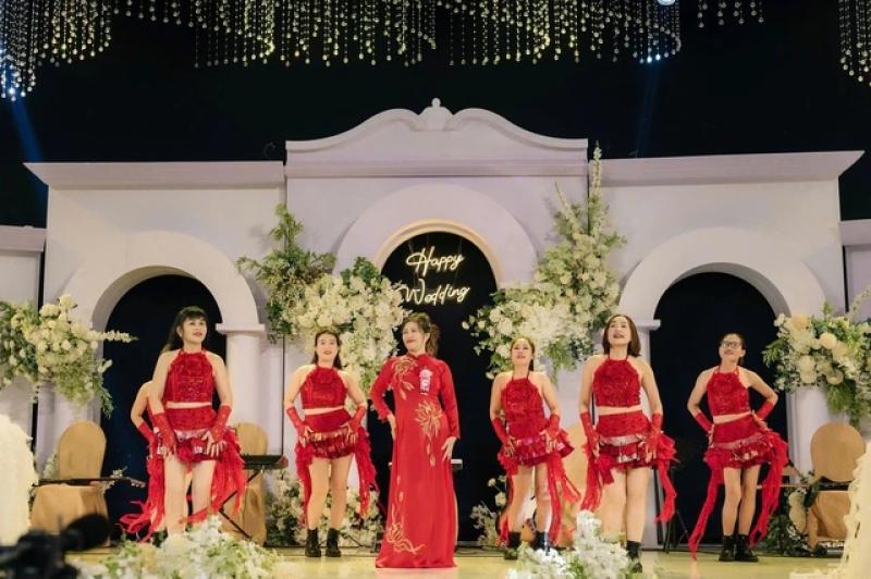 Bà sui nhảy dân vũ hết mình trong đám cưới con gái, dân mạng khen trẻ trung - Ảnh 2.