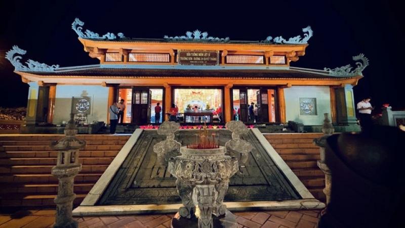 288 ngọn nến thắp giữa Trường Sơn, tưởng niệm những người 'chưa kịp trở về'- Ảnh 4. 288 ngọn nến thắp giữa Trường Sơn, tưởng niệm những người 'chưa kịp trở về'- Ảnh 4.