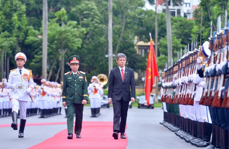 Đại tướng Phan Văn Giang đón tiếp Bộ trưởng Quốc phòng Singapore thúc đẩy hợp tác đào tạo - Ảnh 1. Đại tướng Phan Văn Giang đón tiếp Bộ trưởng Quốc phòng Singapore thúc đẩy hợp tác đào tạo - Ảnh 1.