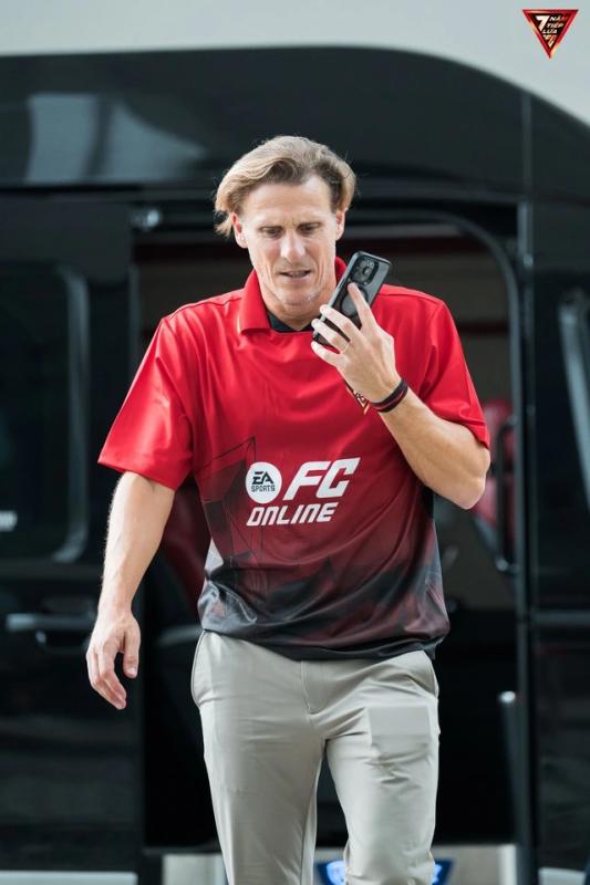 Huyền thoại Diego Forlan mừng sinh nhật cùng FC Online tại Hà Nội- Ảnh 1. Huyền thoại Diego Forlan mừng sinh nhật cùng FC Online tại Hà Nội- Ảnh 1.