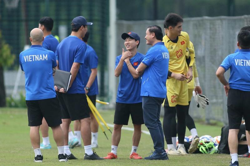 Trung vệ U.23 Việt Nam biểu diễn kỹ thuật như Neymar, Đình Bắc trở lại tươi rói- Ảnh 1. Trung vệ U.23 Việt Nam biểu diễn kỹ thuật như Neymar, Đình Bắc trở lại tươi rói- Ảnh 1.