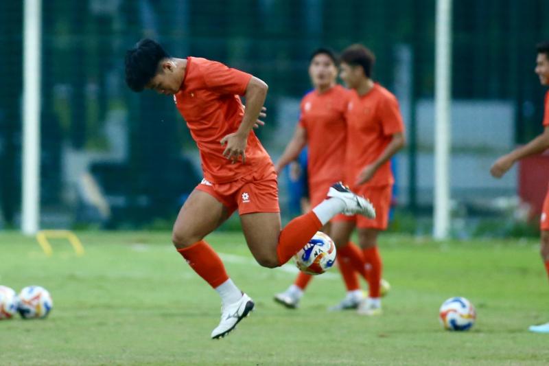 Trung vệ U.23 Việt Nam biểu diễn kỹ thuật như Neymar, Đình Bắc trở lại tươi rói- Ảnh 3. Trung vệ U.23 Việt Nam biểu diễn kỹ thuật như Neymar, Đình Bắc trở lại tươi rói- Ảnh 3.