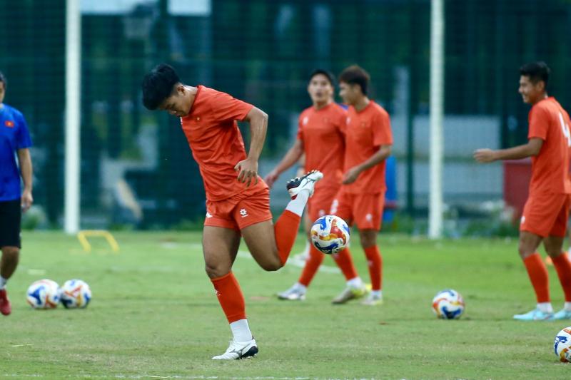 Trung vệ U.23 Việt Nam biểu diễn kỹ thuật như Neymar, Đình Bắc trở lại tươi rói- Ảnh 4. Trung vệ U.23 Việt Nam biểu diễn kỹ thuật như Neymar, Đình Bắc trở lại tươi rói- Ảnh 4.